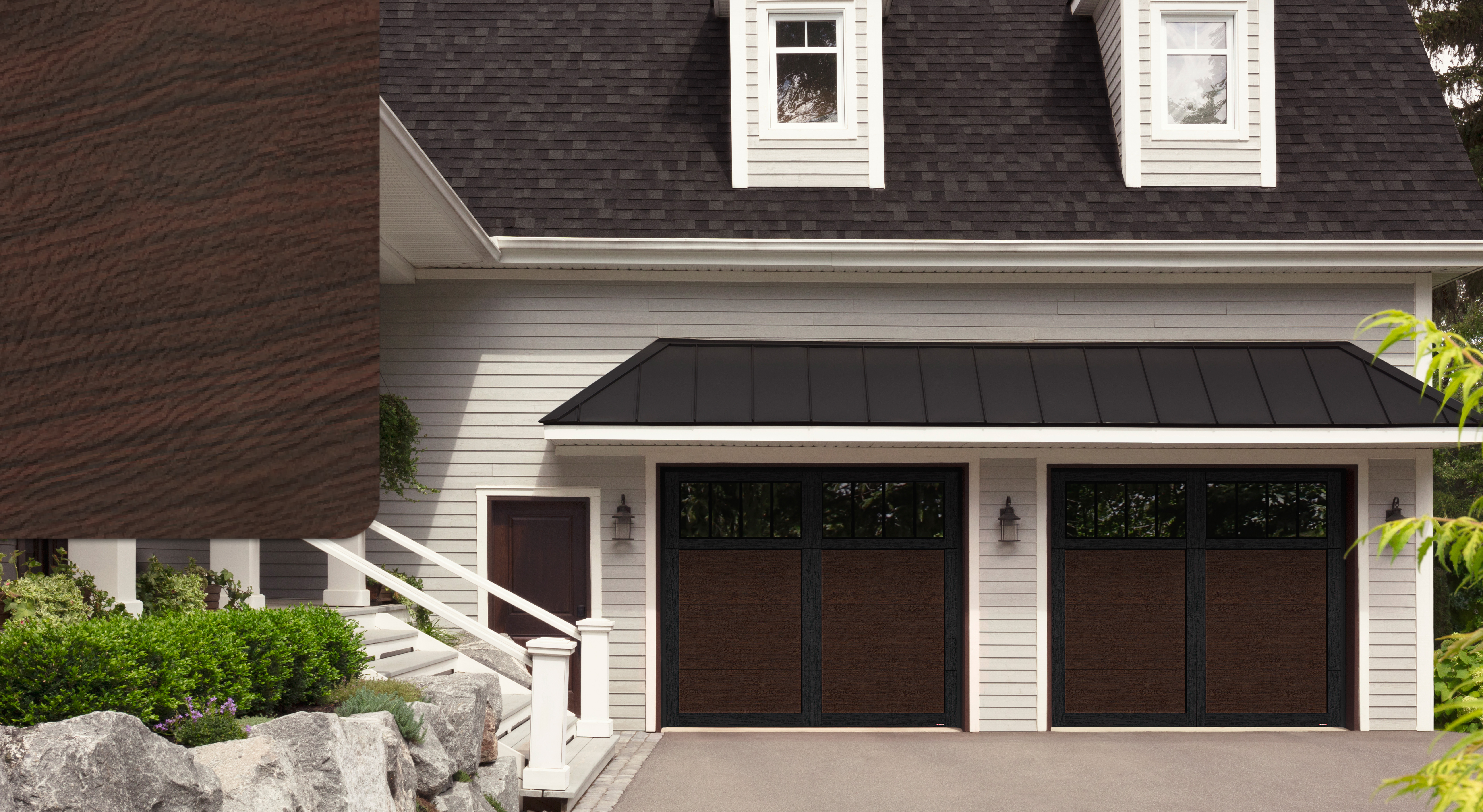 Maison blanches avec des portes de garage Princeton P-11, 9' x 8' de couleur Noyer foncé Faux bois et moulures Noir, fenêtres Panoramique 4 rectangles avec verre Clair avec un échantillon Noyer foncé