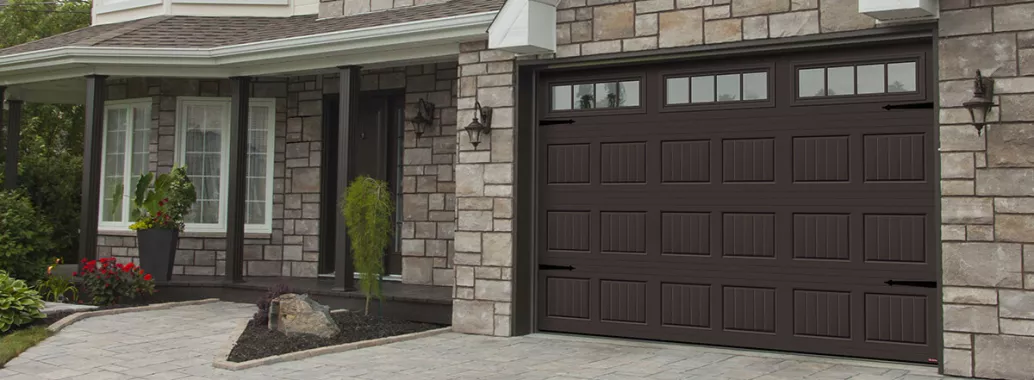 North Hatley SP, 12’ x 8’, Brun commercial, fenêtres avec Appliques Richmond